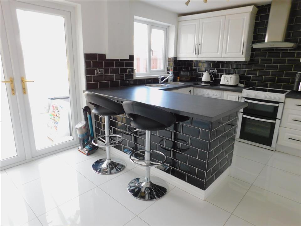 KITCHEN/ BREAKFASTING ROOM