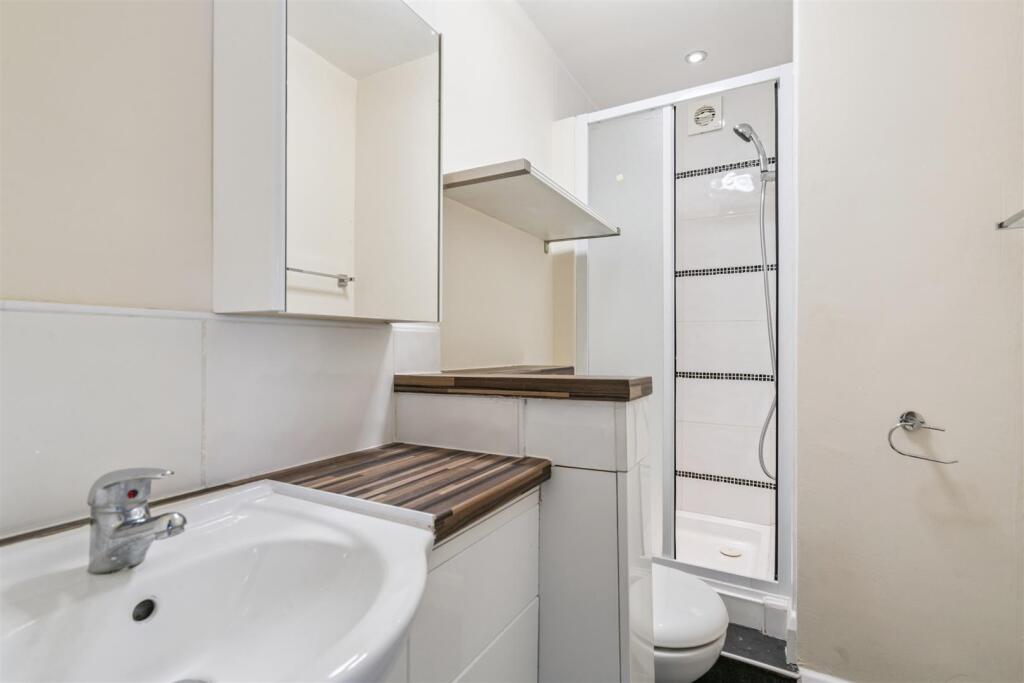 Flat A 118 Mitcham Road Bathroom.jpg