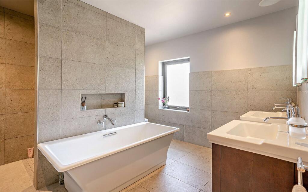 En Suite Bath Shower