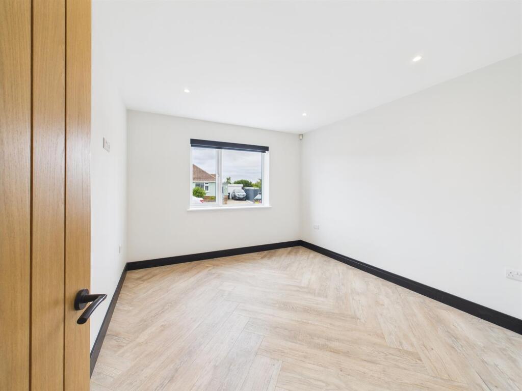 bedroom 5.jpg