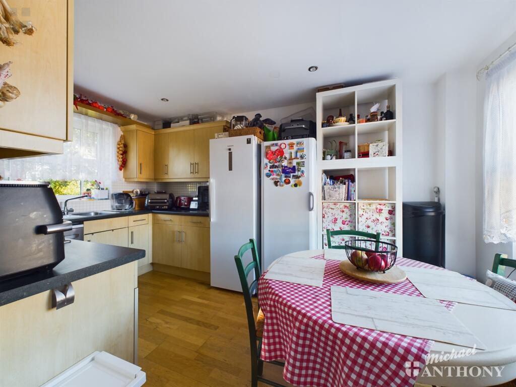 CAM03218G0-PR0367-STILL005