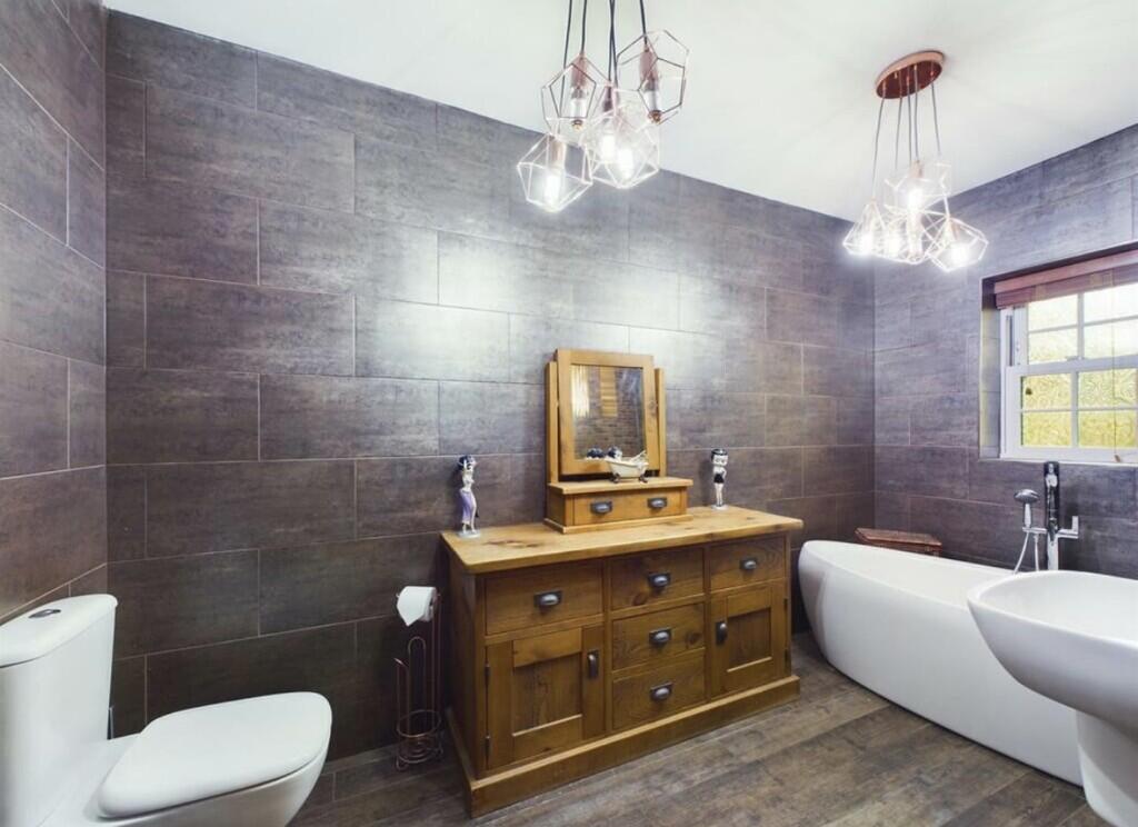 Family Bathroom/W...