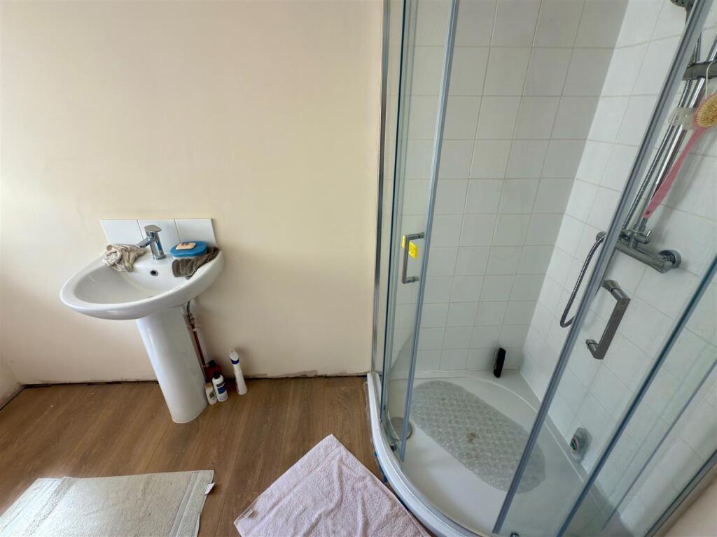 SHOWER ROOM.jpg