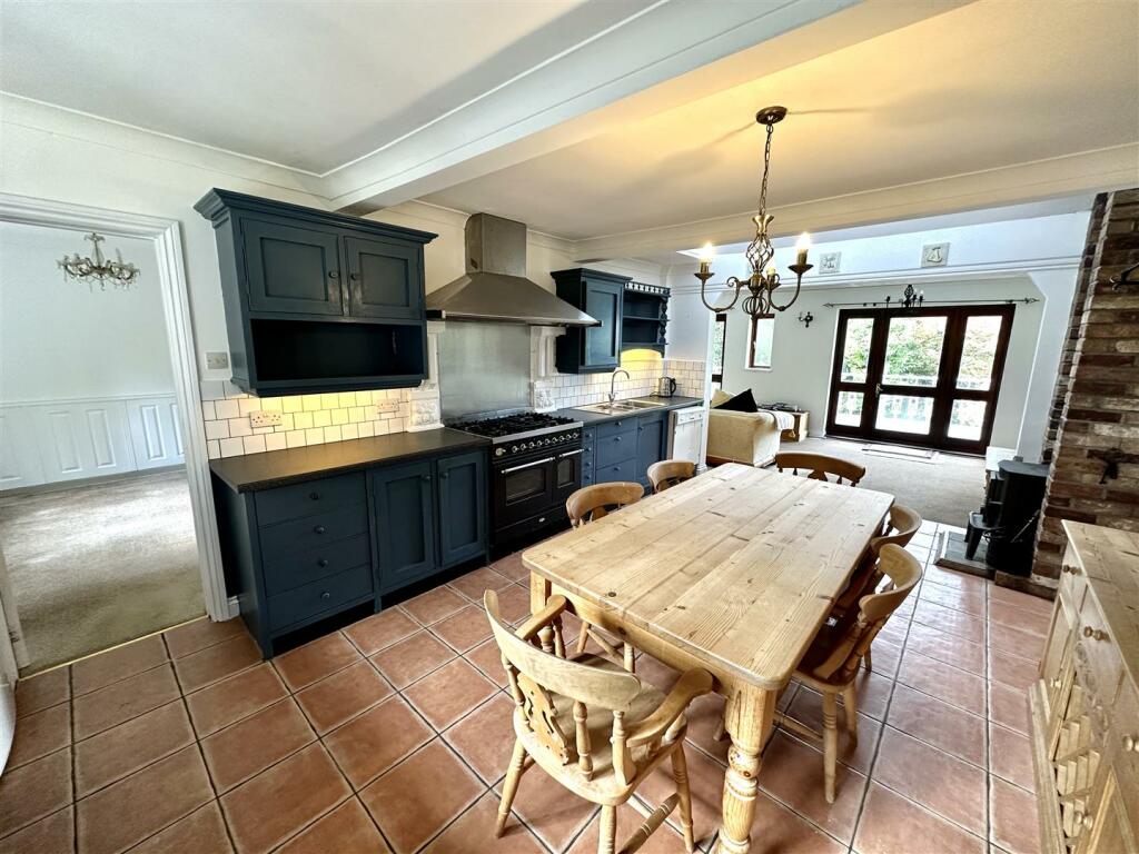 KITCHEN/BREAKFAST ROOM