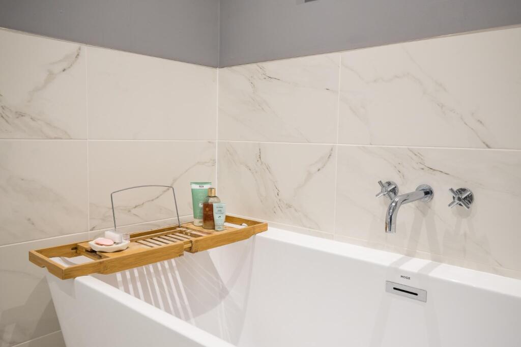 Master ensuite 2