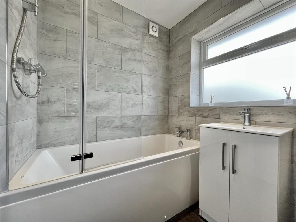 5 Goyt Rd Bathroom (2).jpeg