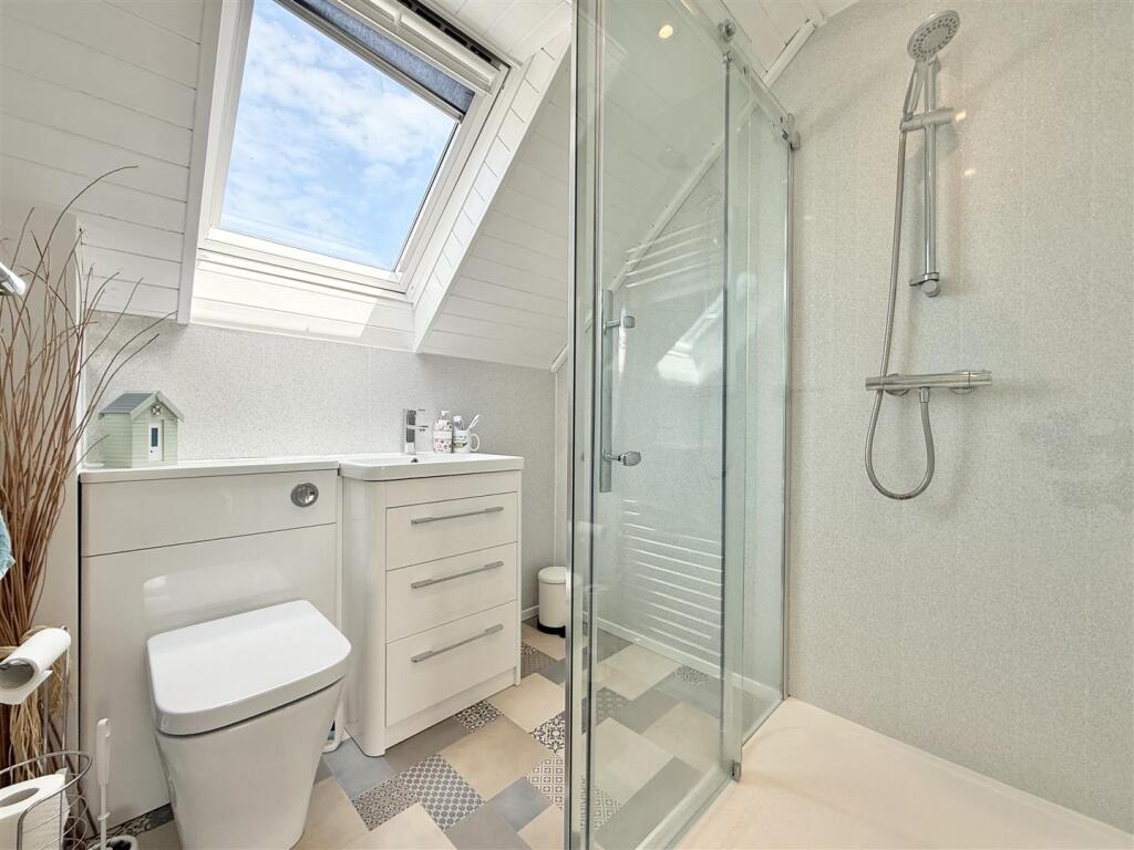 En Suite Shower.JPG