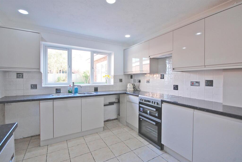 Kitchen b.jpg