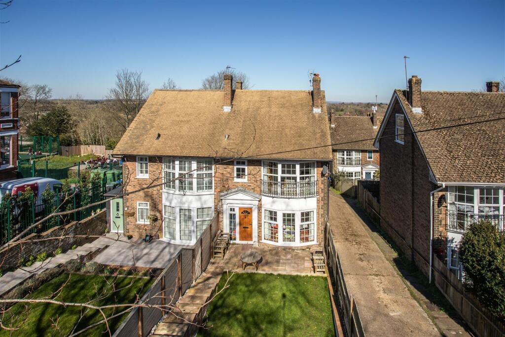 2 Sackville Close40.jpg