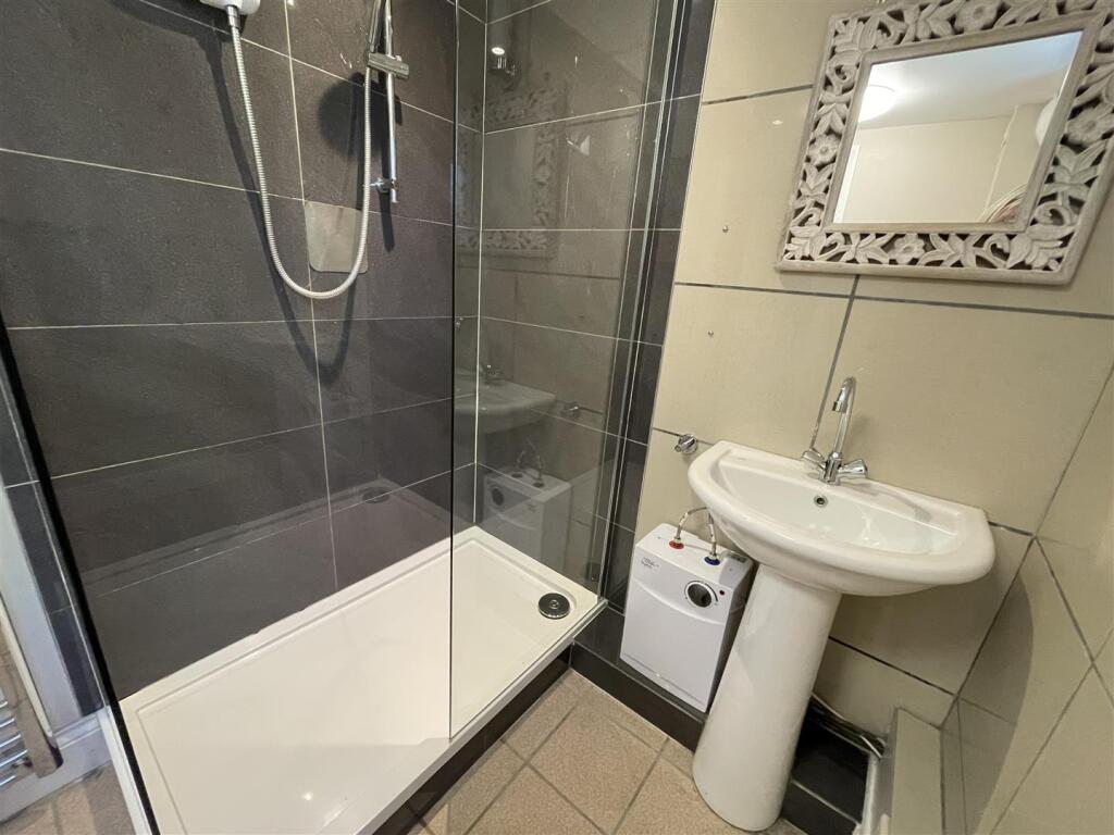 bathroom 1.jpg