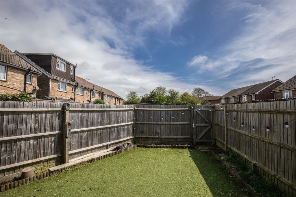 2 Somerset Close5.jpg