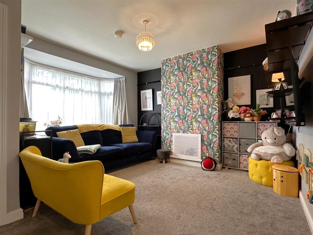 Bay-Fronted Lounge 466