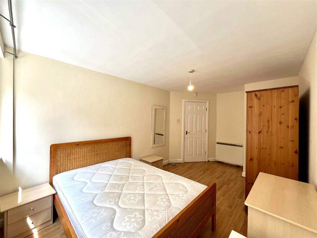 Bedroom Aspect 2