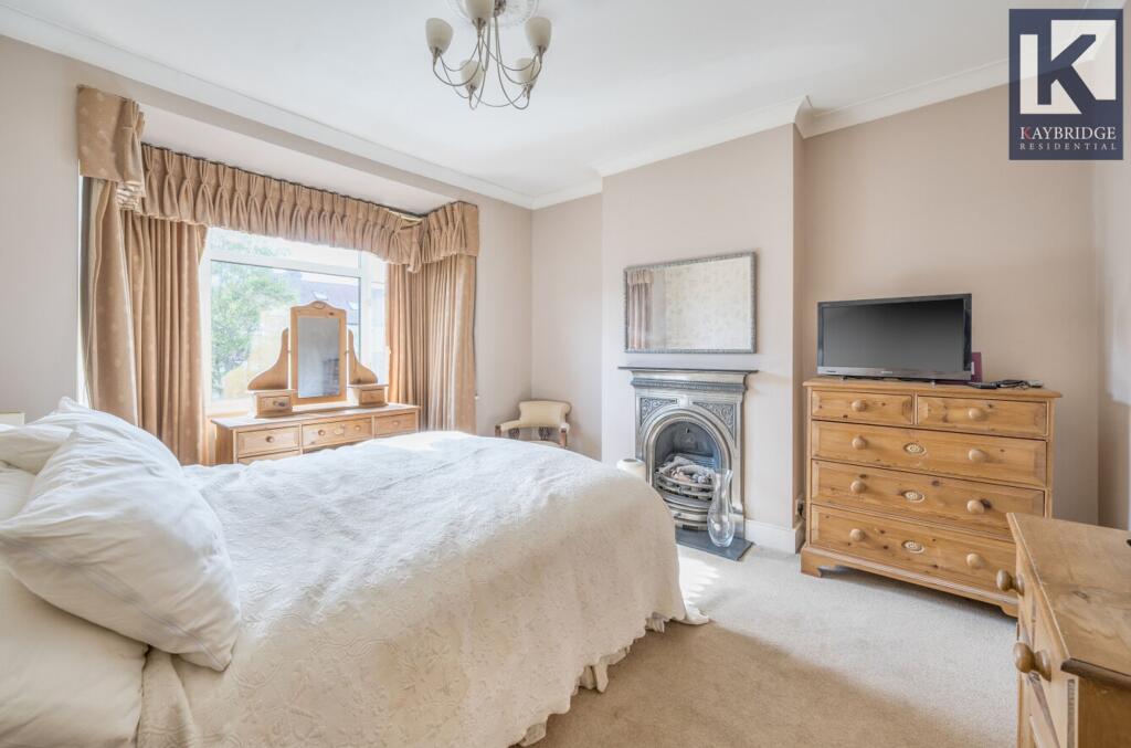 Stoneleigh Avenue, Worcester Park - KT4 8XY