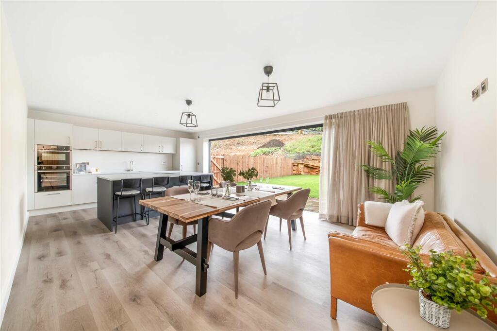 OPEN-PLAN DINING KITCHEN