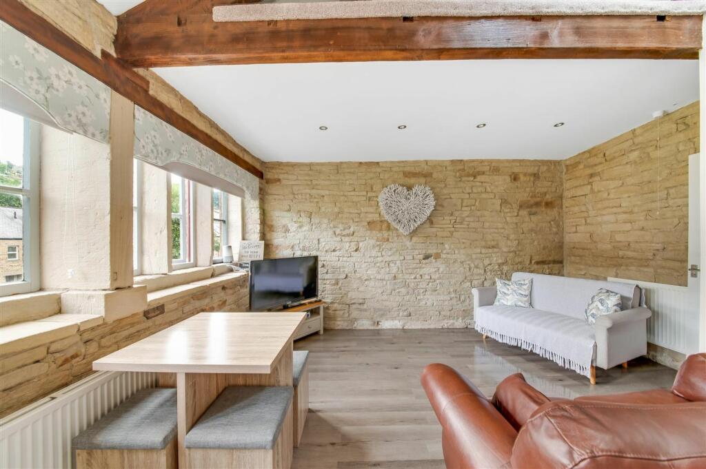 OPEN-PLAN LIVING/DINING/KITCHEN