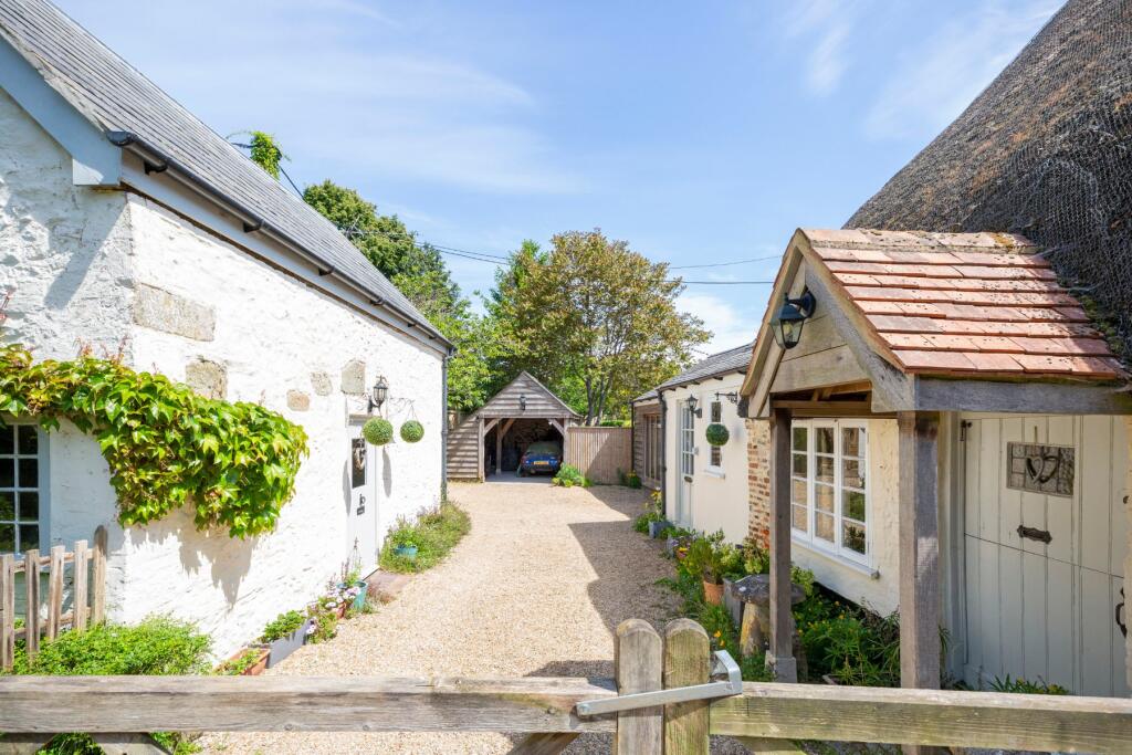 Tudor&amp; Monks Cottage