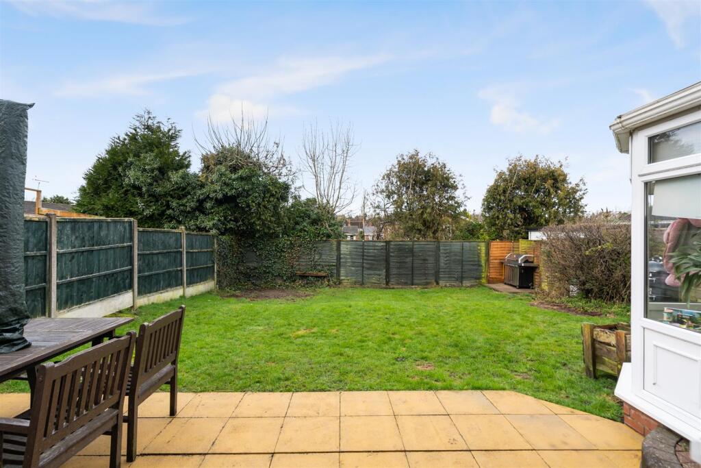 47 Chantry Heath Crescent_18.jpg