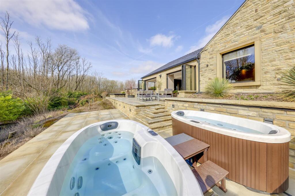 The Farmhouse - Hot Tub's