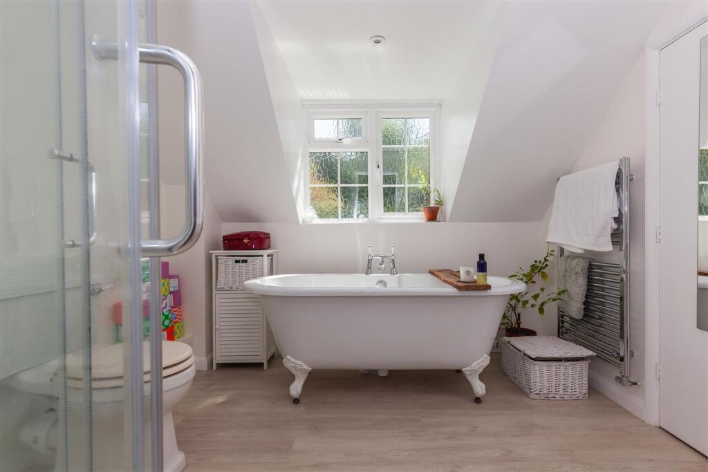 Master Bedroom - En Suite Bathroom 1.jpg