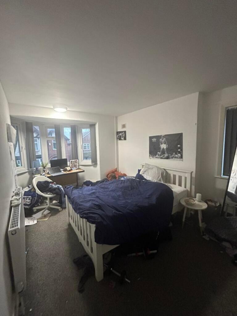 A spacious double bedroom with good natural lig...