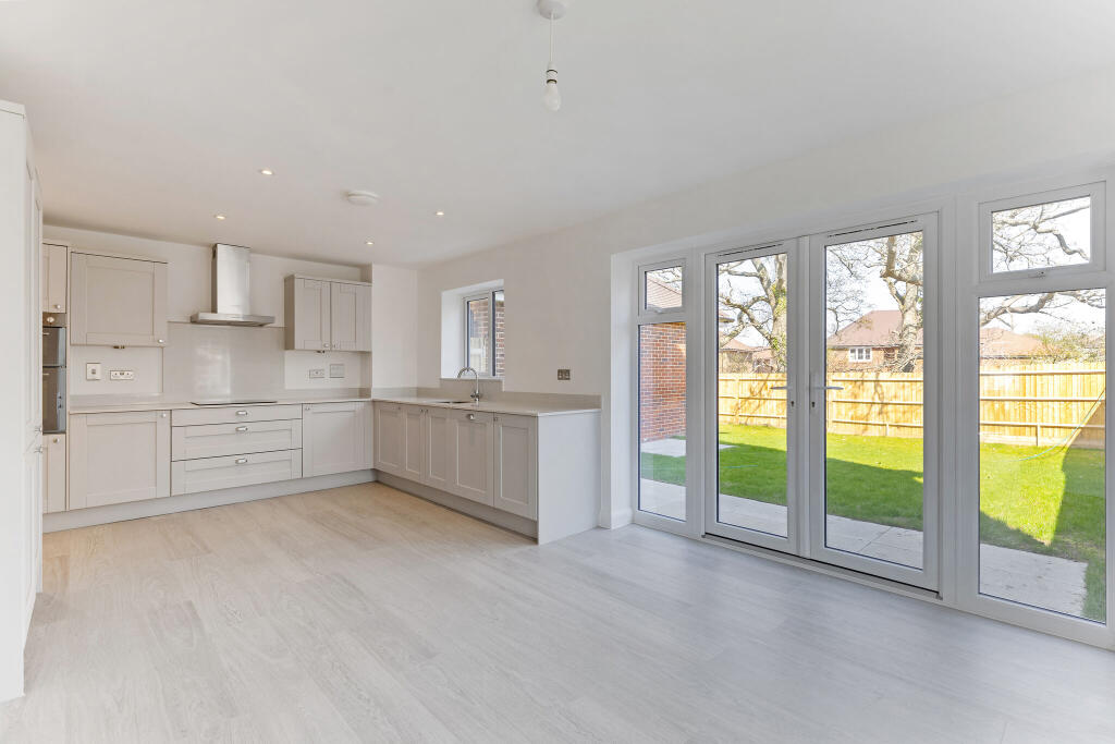 Open plan kitchen/  dining