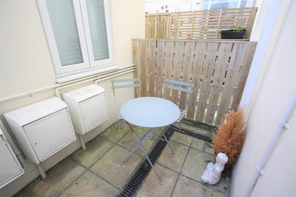 Flat 3, 10-12 Tolcarne Road Patio