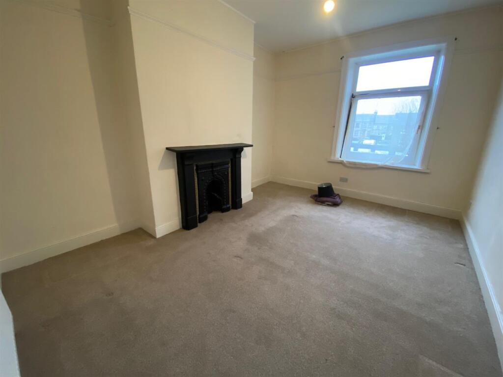 SMALLEST BEDROOM.jpg