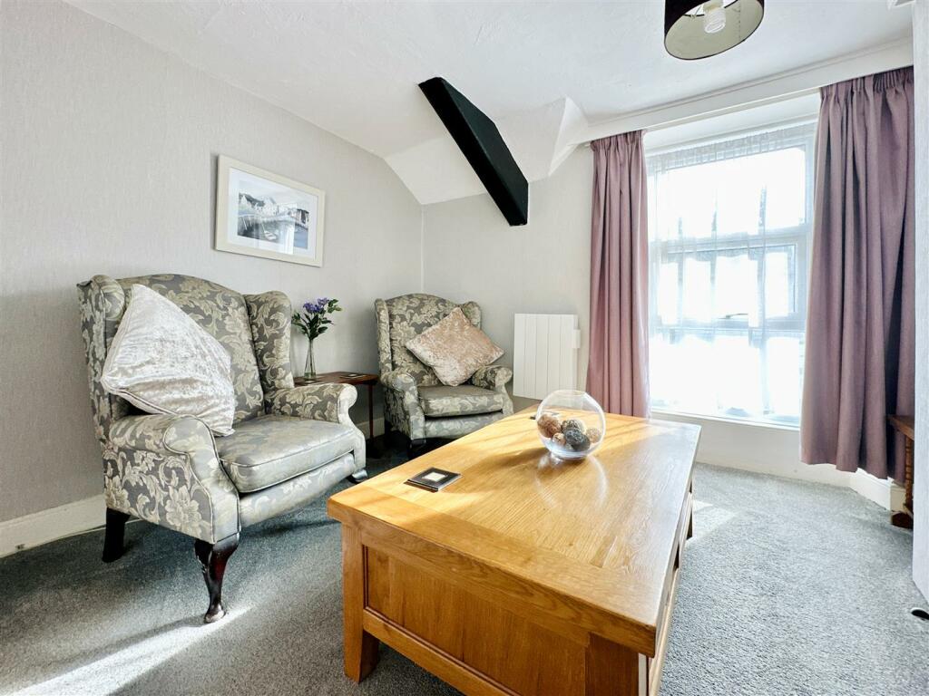 Suite 3 Lounge Area.JPG