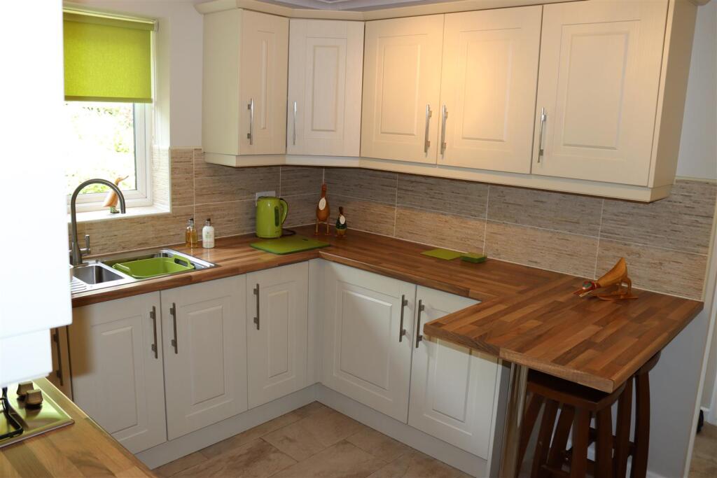 LUXURY FITTED KITCHEN