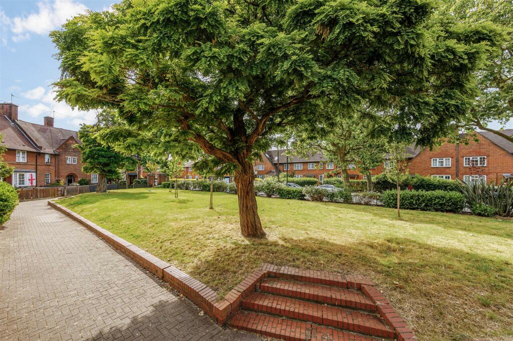 Du Cane Road (13).jpg