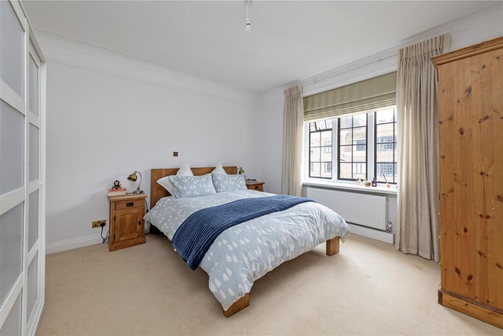 21 Selwyn Hse Bed 2.jpg