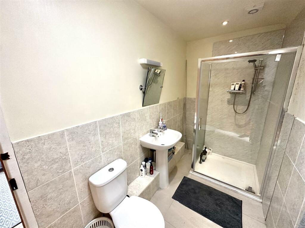 EN-SUITE SHOWER ROOM