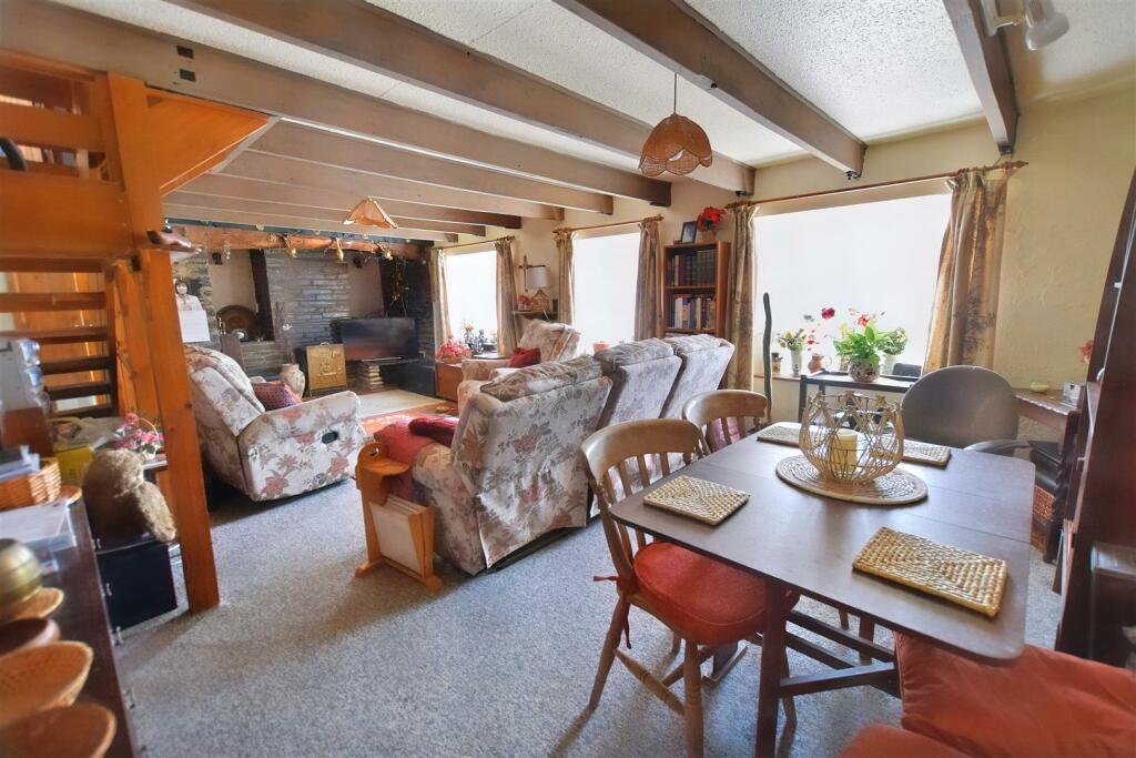 Dining Area / Lounge