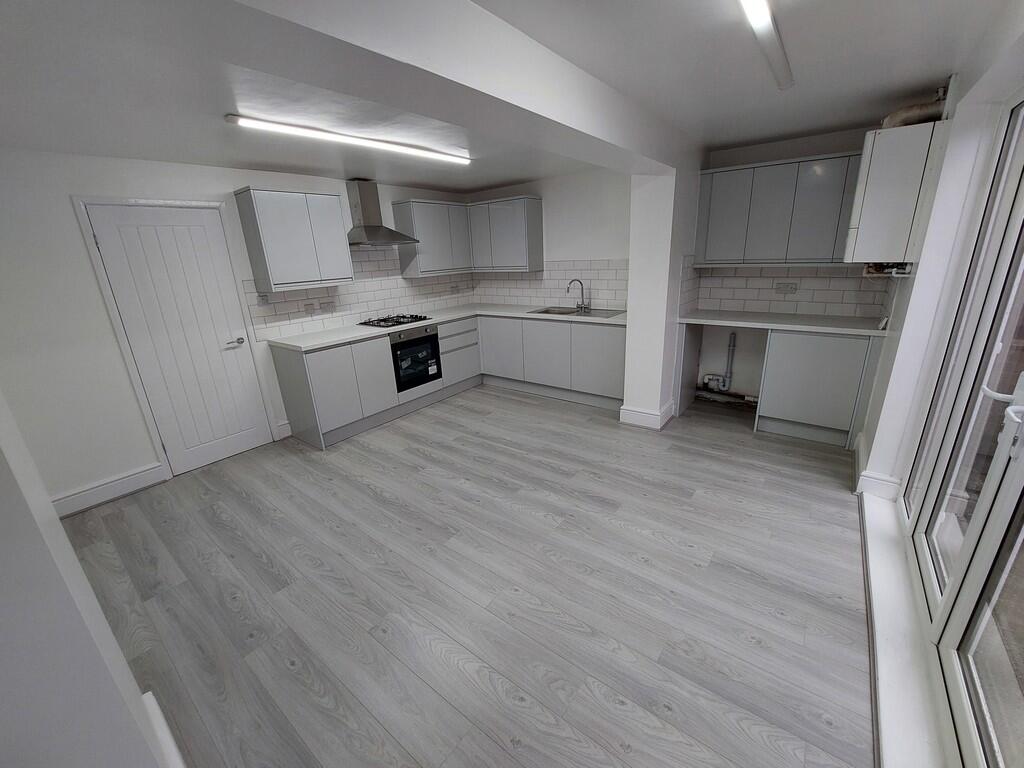 Large Kitchen Eat...