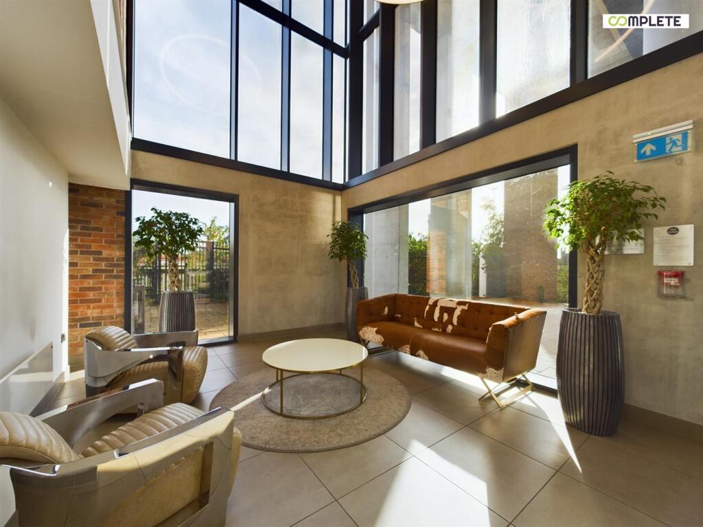 CAM01231G0-PR0080-STILL016