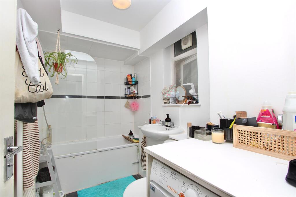 Morris Blitz Court, N16