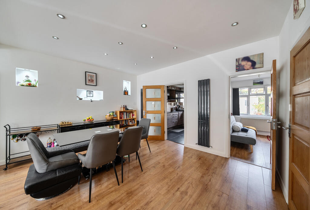 1376244-12-690b2b...