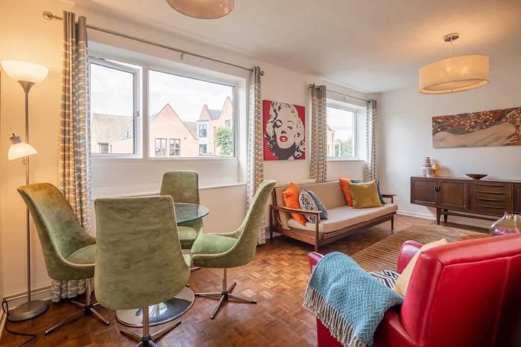 living room 2 c6a2a441-d10a-4fb2-991c-877677811e9e