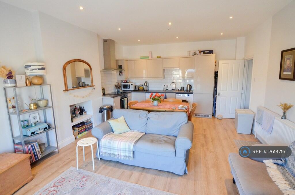Kitchen / Lounge
