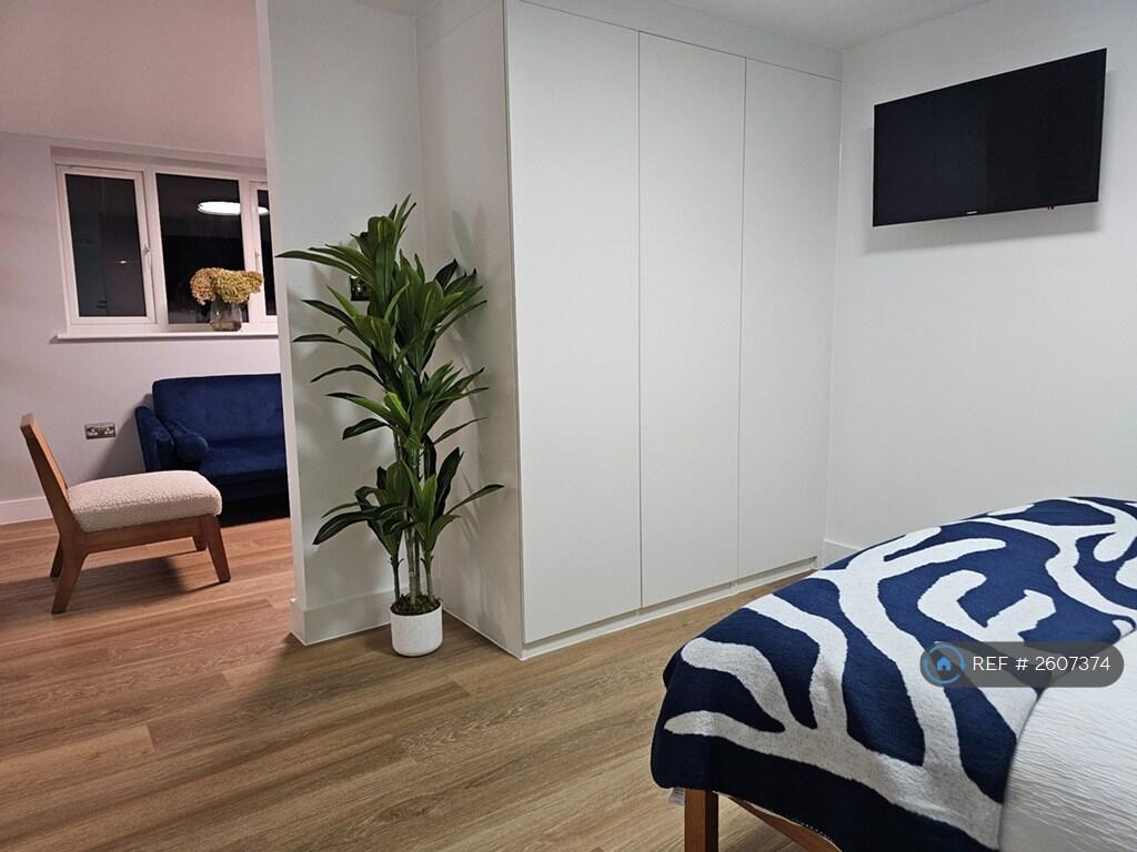 Bedroom/ Lounge