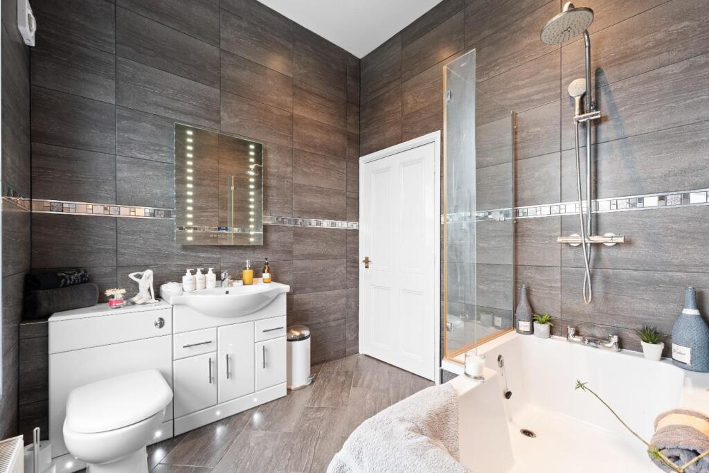 BATHROOM 02.jpg
