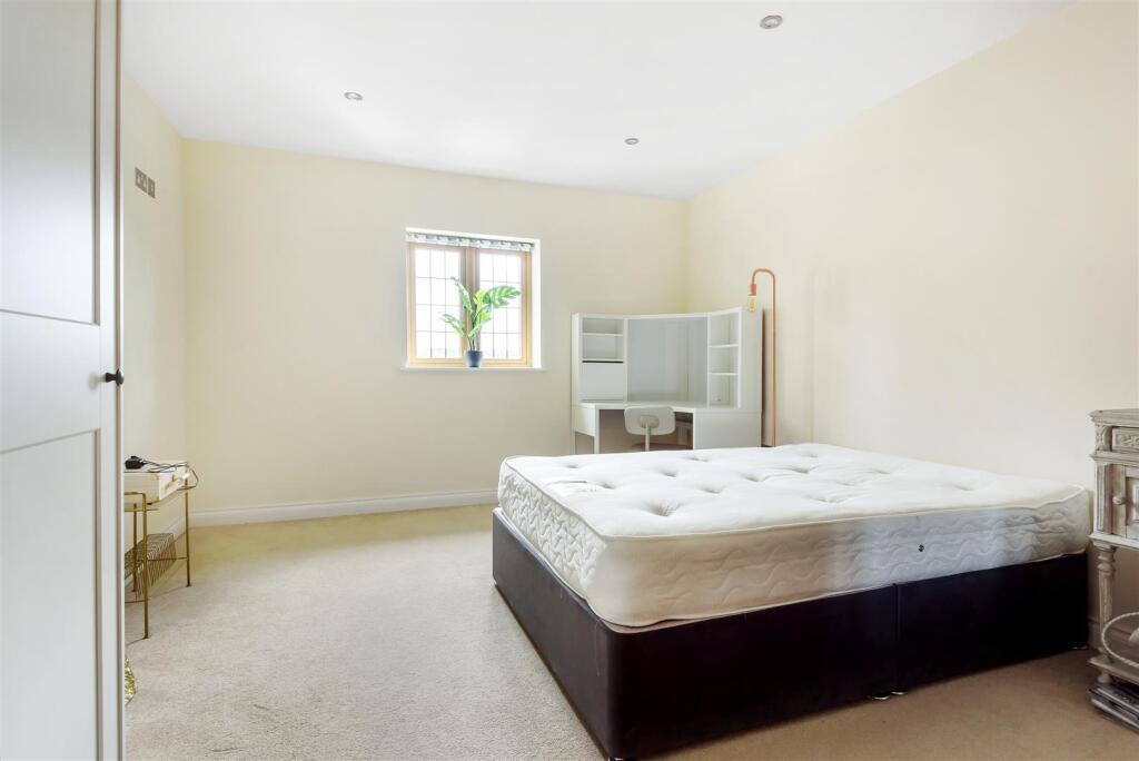Bedroom 1.jpg