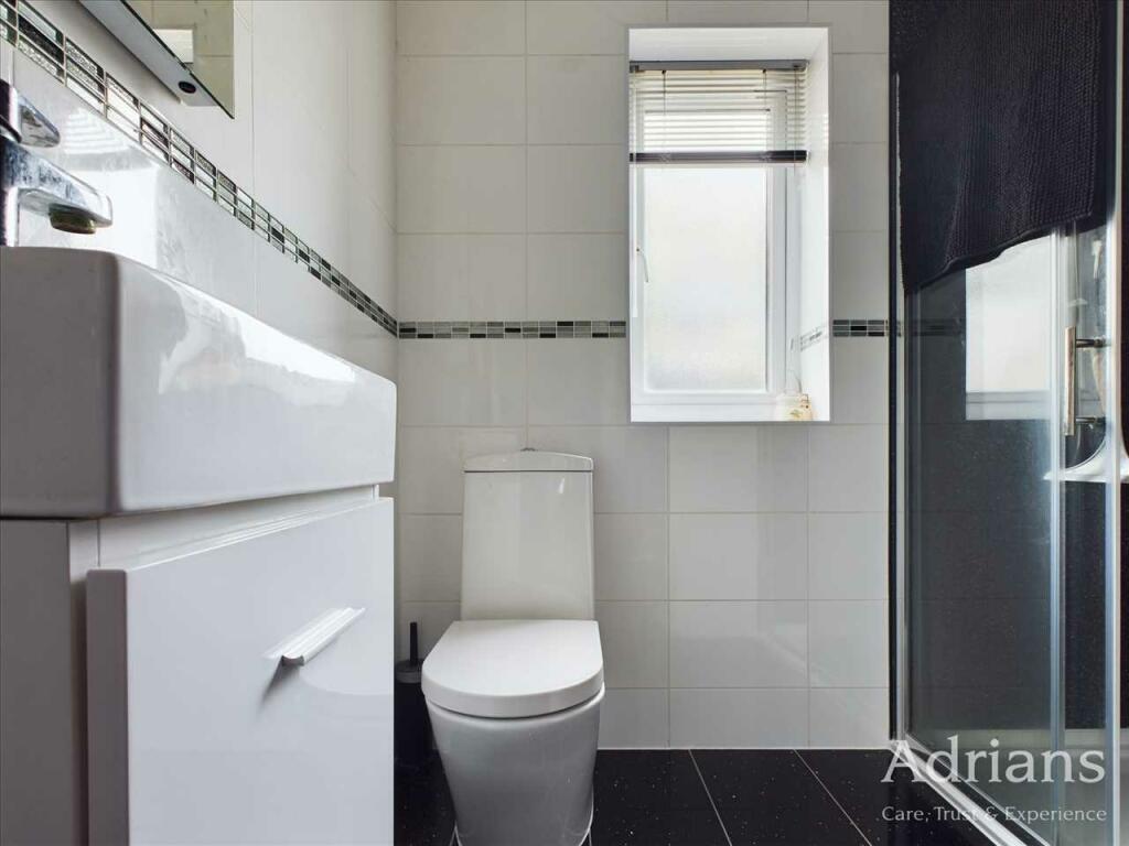 EN-SUITE SHOWER ROOM