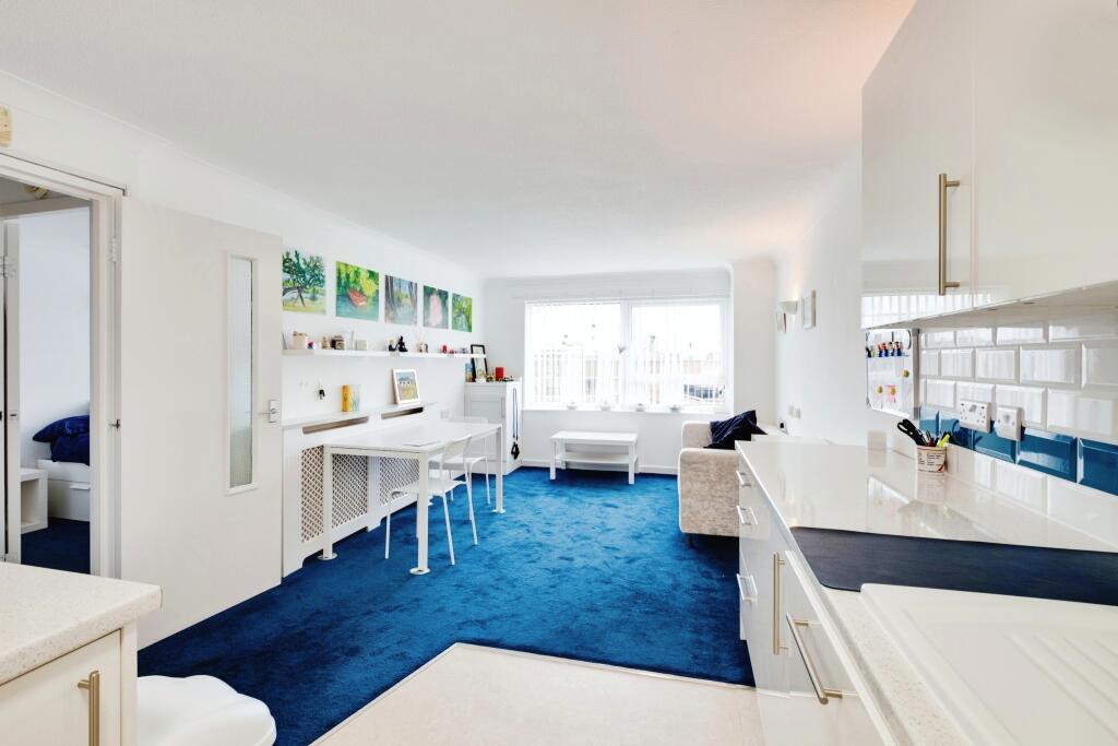 KITCHEN/LOUNGE