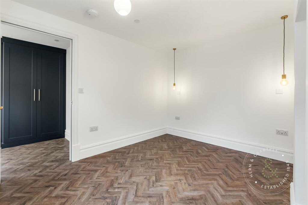 Cathedral Road, Apt 3, HernCrabtree (13).jpg