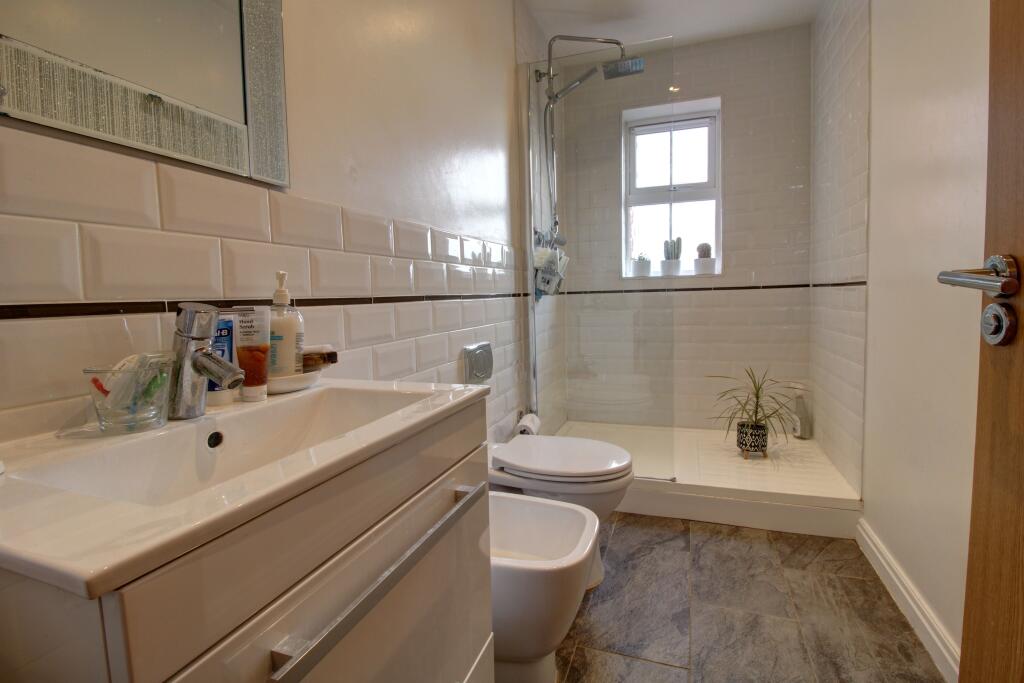 Ensuite to bedroom 1