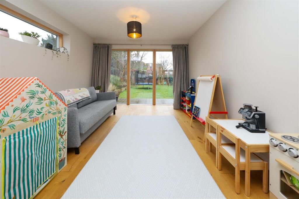 Bedroom four/snug