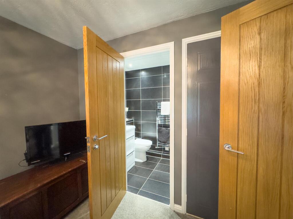 First Floor Bedroom En Suite (1).jpg