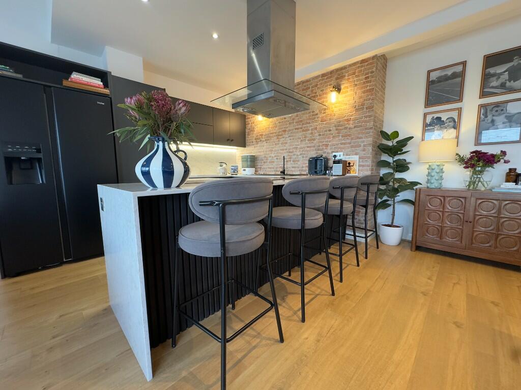 KITCHEN ISLAND